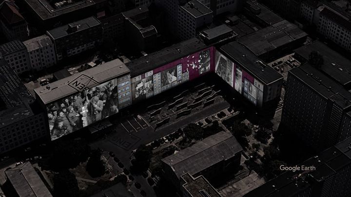 Das b Ild zeigt visualisierte Projektionen an den Fassaden der 'Stasi-Zentrale. Campus für Demokratie'