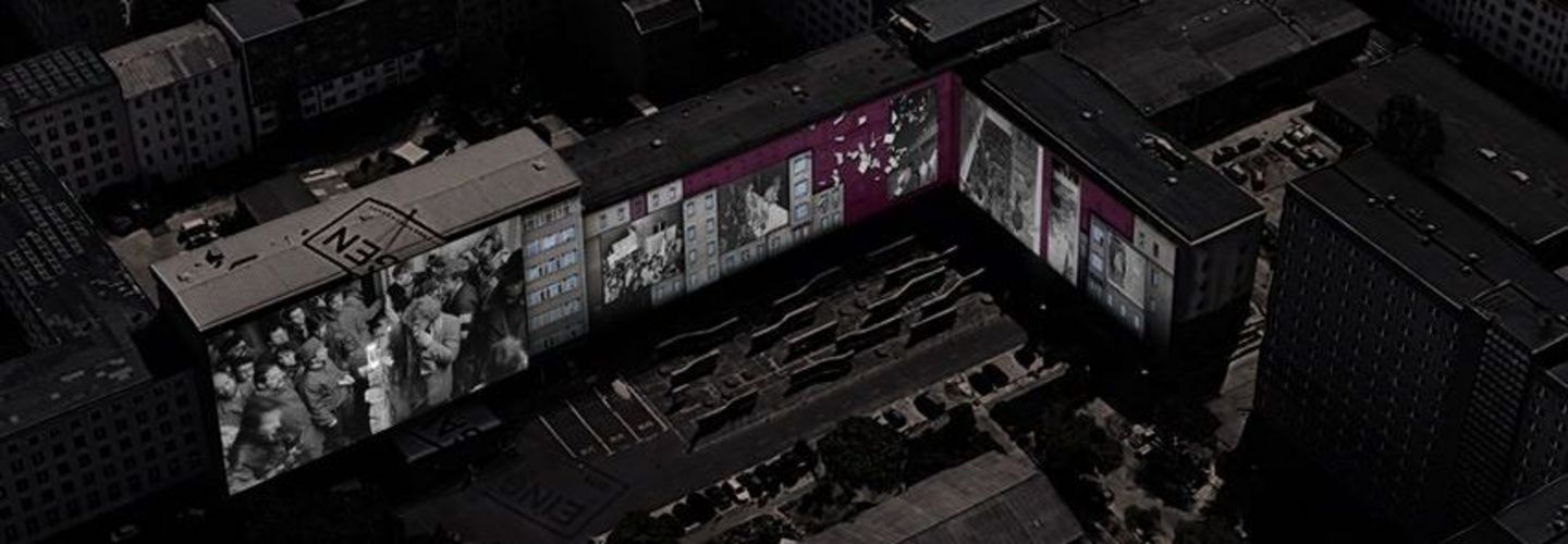 Das b Ild zeigt visualisierte Projektionen an den Fassaden der 'Stasi-Zentrale. Campus für Demokratie'