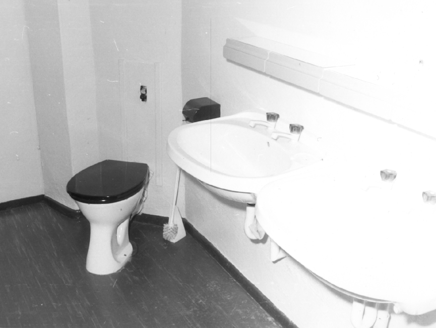 Sanitäre Anlagen (Toilette und zwei Waschbecken) in einer Zelle 