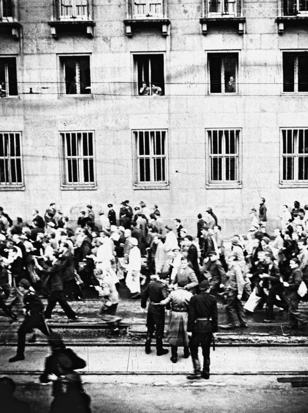 Volkspolizisten beobachten einen Demonstrationszug vor dem Haus der Ministerien in der Leipziger Straße, 17. Juni 1953.
