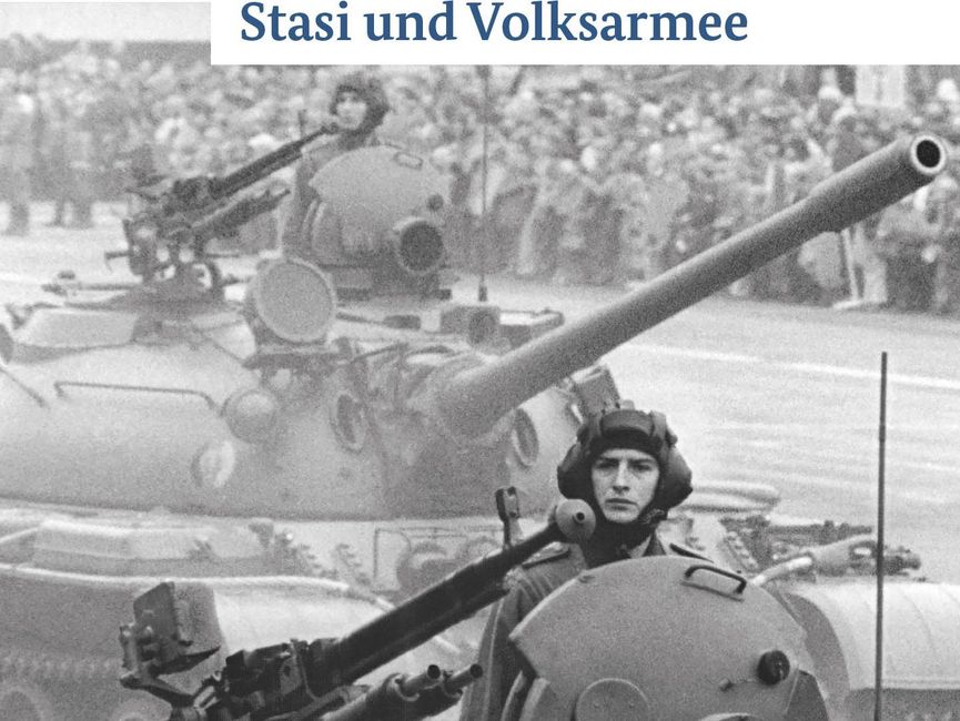 Ausstellungsmodul 64 "Stasi und Volksarmee"