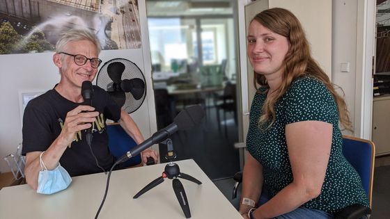 Maximilian Schönherr und Konstanze Soch bei der Aufnahme des Podcasts