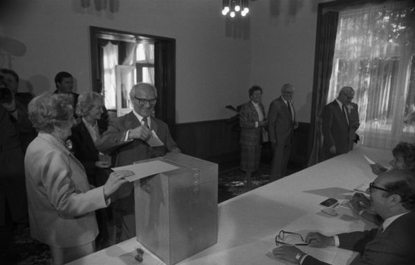 Erich Honecker und Willi Stoph bei der Stimmabgabe vor der Wahlurne.