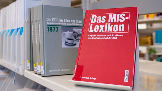 MfS-Lexikon in der Bibliothek des Stasi-Unterlagen-Archivs