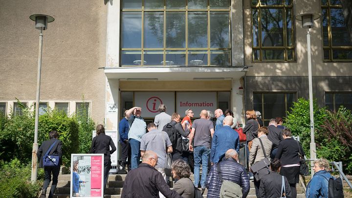 Eine Gruppe von Menschen geht in das Besucherzentrum in 'Haus 22' auf dem Gelände der ehemaligen Stasi-Zentrale.