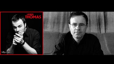 Links ist das Kinofilm-Motiv des Films 'Lieber Thomas' zu sehen, ein rauchender Mann blickt frontal in die Kamera. Rechts ist ein Porträt des Drehbuchautors Thomas Wendrich zu sehen. Beide Bilder sind in Schwarz-Weiß abgebildet.