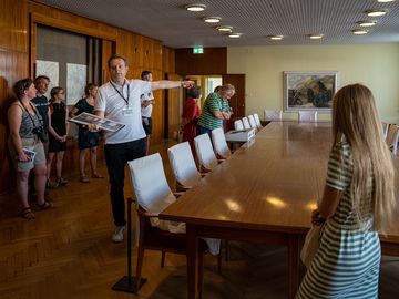 Besucherinnen und Besucher bei einer Führung durch die ehemaligen Diensträume von Stasi-Minister Erich Mielke