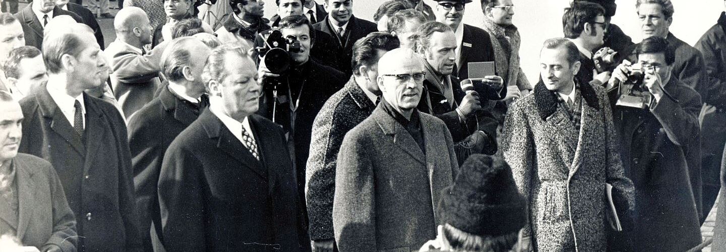 Das Bild zeigt Bundeskanzler Willy Brandt und Ministerratsvorsitzenden Willi Stoph am 19.03.1970 in Erfurt. Um beide Personen herum Journalisten und Sicherheitspersonal