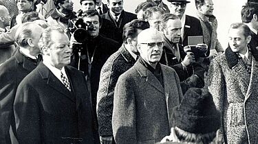 Das Bild zeigt Bundeskanzler Willy Brandt und Ministerratsvorsitzenden Willi Stoph am 19.03.1970 in Erfurt. Um beide Personen herum Journalisten und Sicherheitspersonal
