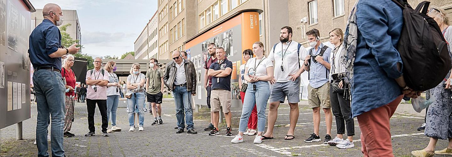 Das Bild zeigt Besucher bei einer Geländefühung in der ehemaligen Stasi-Zentrale.