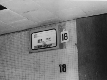 MfS-Foto aus dem Dresdener Hauptbahnhof vom 4. Oktober 1989: 1 Uhr 11 zeigt eine "durch Steinwurf" beschädigte Bahnsteigsanzeige.