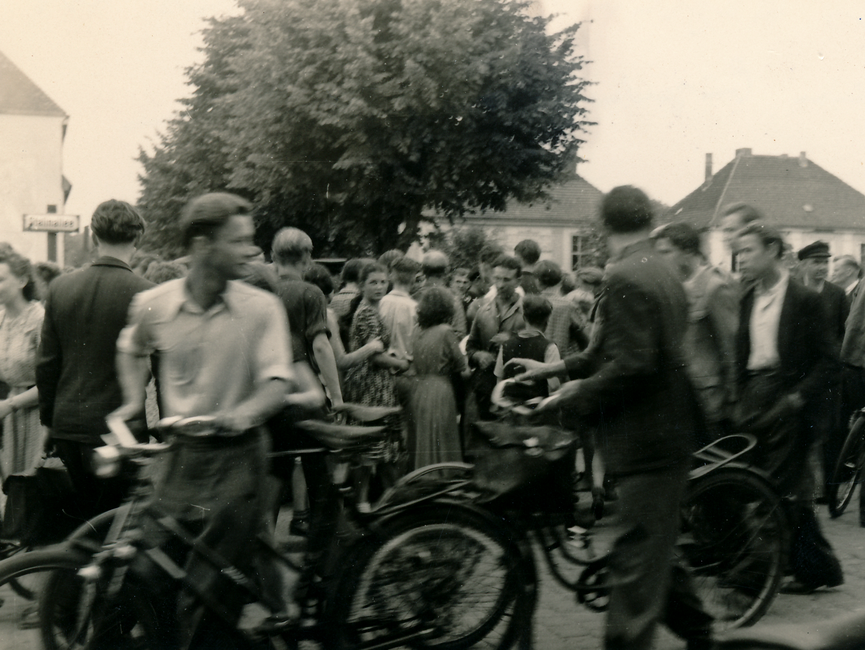 Eine Aufnahme von mehreren Demonstranten in der Stalinallee in Rathenow, welche teilweise ihr Fahrrad bei sich führen. 