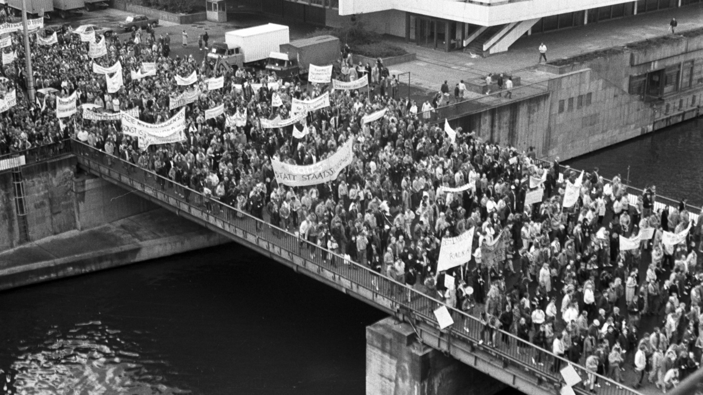 Demonstrierende 1989 am Palast der Republik, Quelle:
            BStU, HA XX, Fo, Nr. 1021, Bild 14