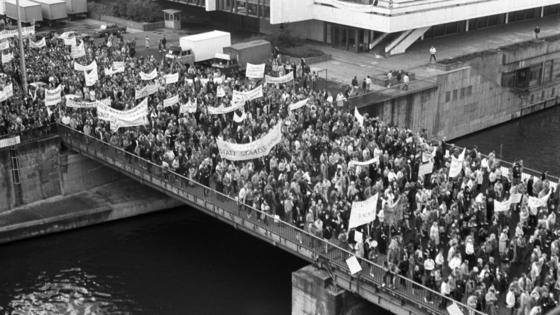 Demonstrationszug vor dem Palast der Republik bei der Kundgebung gegen staatliche Gewalt und für Meinungs- und Versammlungsfreiheit am 04. November1989 in Berlin-Mitte