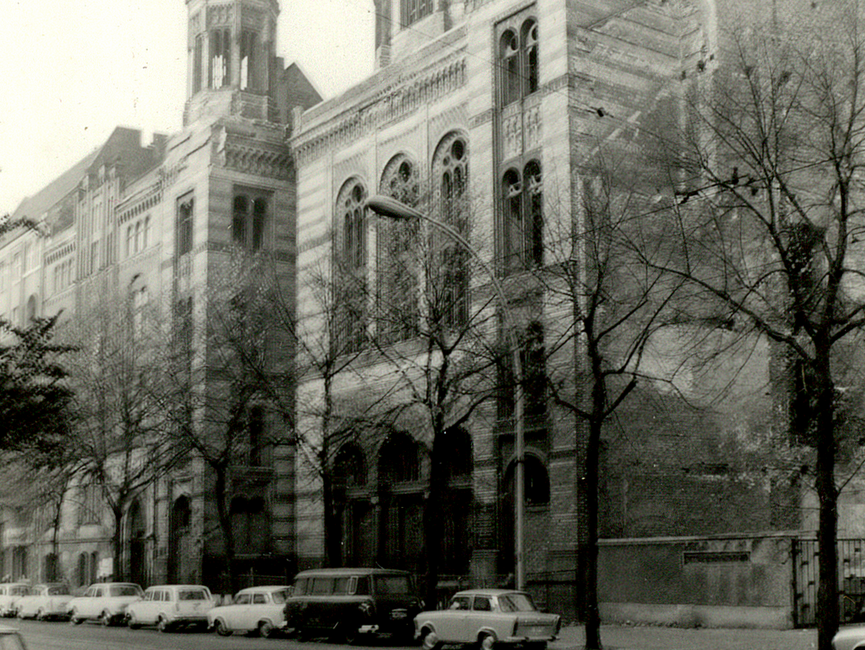 Teilansicht der Neuen Synagoge in der Oranienburger Straße in Ost-Berlin