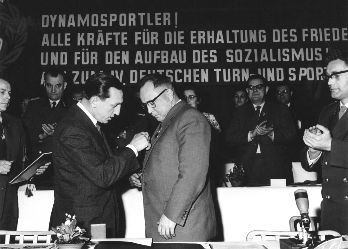 Gründungskonferenz der SV Dynamo am 27.03.1953 im Gesellschaftshaus Berlin-Grünau mit Erich Mielke als erstem Vorsitzenden, Edith Baumann im Auftrag des ZK der SED, Chefinspekteur Herbert Grünstein und Kurt Edel (1. Präsident des NOK der DDR).