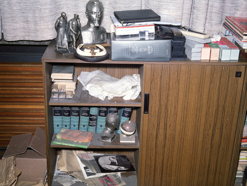 Ein Schrank in den Büroräumen Erich Mielkes. Darauf befinden sich zwei silberne Skulpturen. 