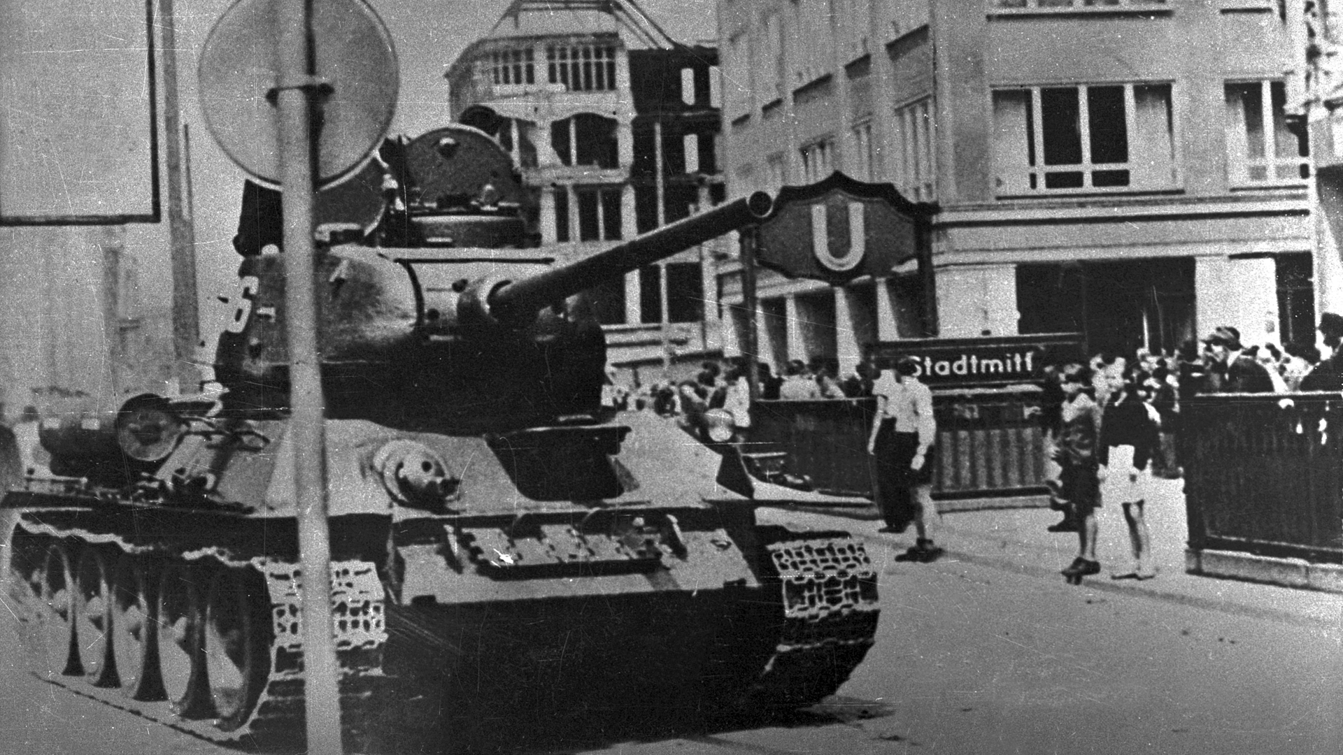 Ein sowjetischer T-54 Panzer, welcher am U-Bahnhof Stadtmitte in Berlin-Friedrichshain am 17.06.1953 abgestellt worden ist. Im Hintergrund dieses Fotos kann man eine größere Ansammlung von Zivilisten erkennen.