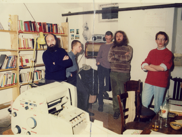 Von der Stasi während der Durchsuchung der Umweltbibliothek angefertigtes Foto von den verhafteten Mitarbeitern der "UB": Bodo Wolff, Till Böttcher, Bert Schlegel, Wolfgang Rüddenklau und Tim Eisenlohr (von links nach rechts).