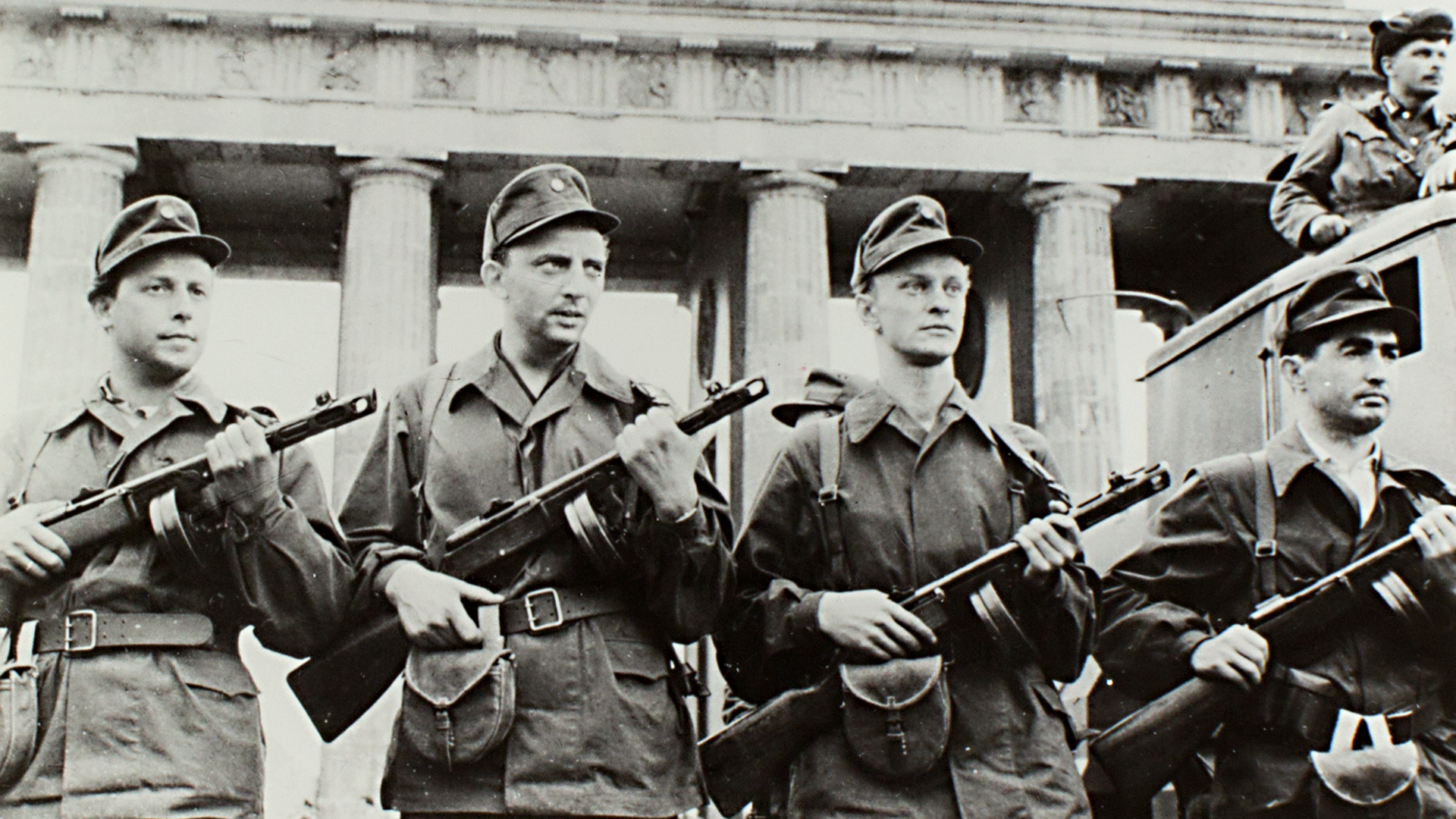 Ausschnitt aus einem Fotoalbum zum Mauerbau: Kampfgruppen am Brandenburger Tor.