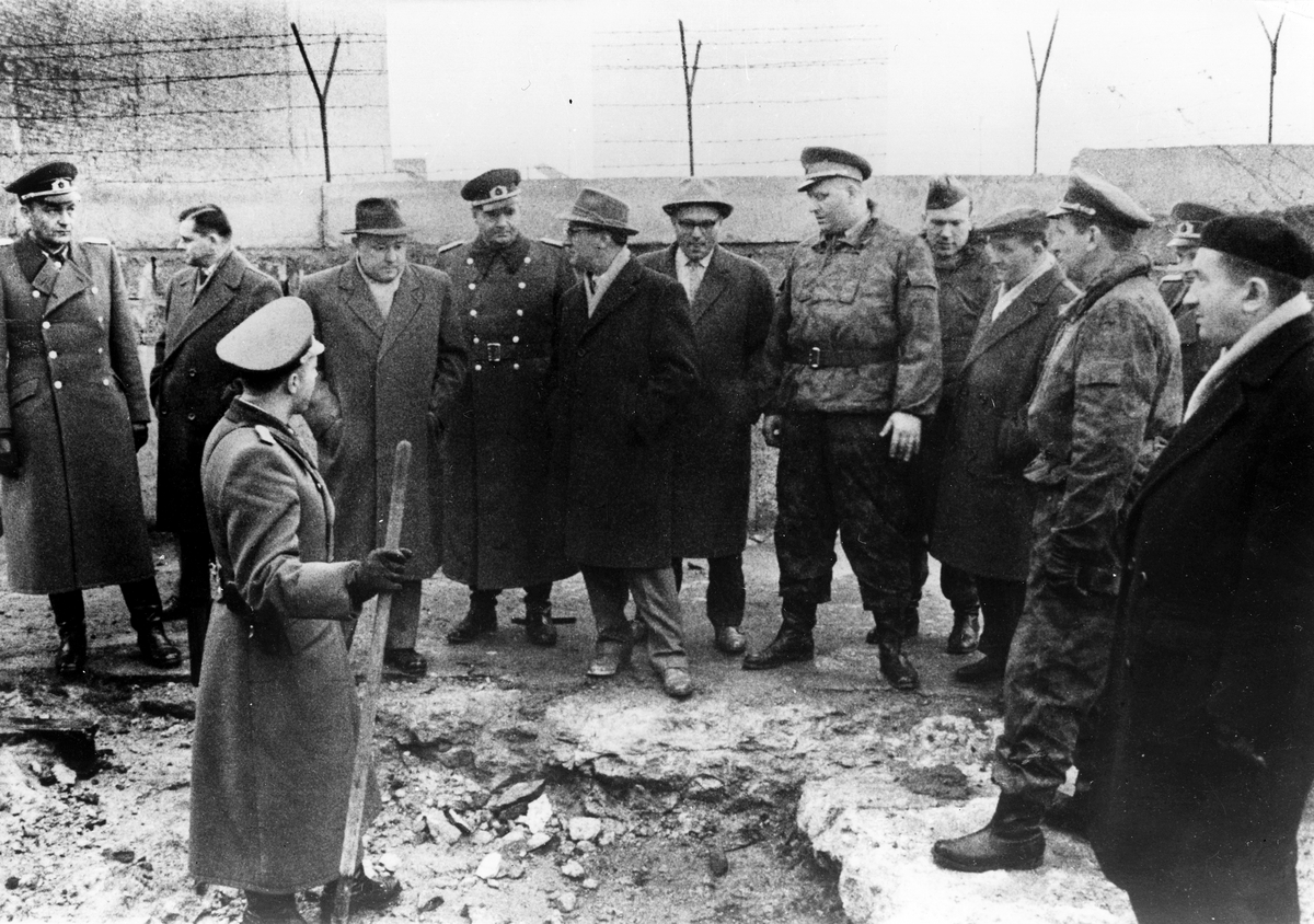 Erich Mielke und Erich Honecker beim Mauerbau. 