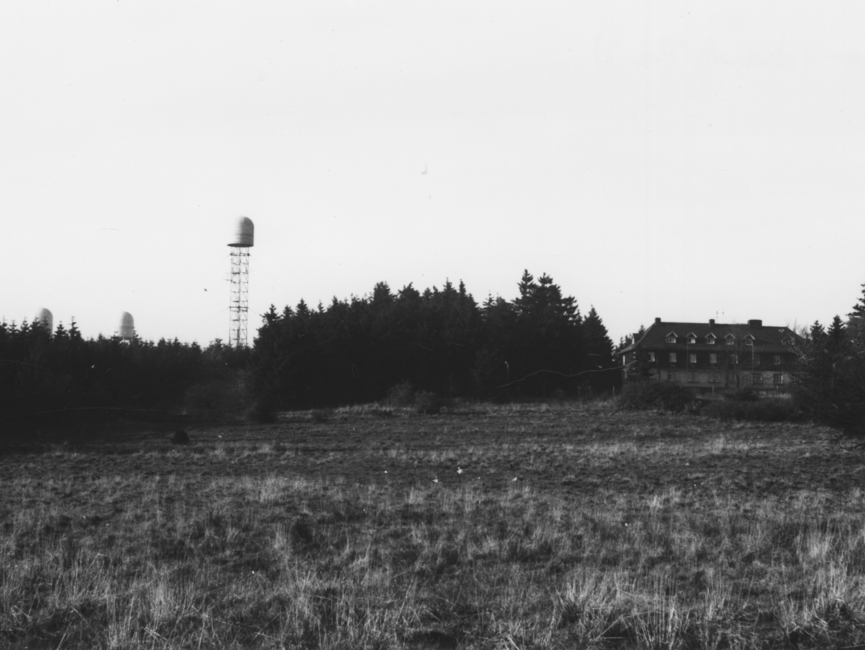 Die drei "BeeHive"-Anlagen neben dem "Eisenacher Haus" aus einiger Entfernung fotografiert.