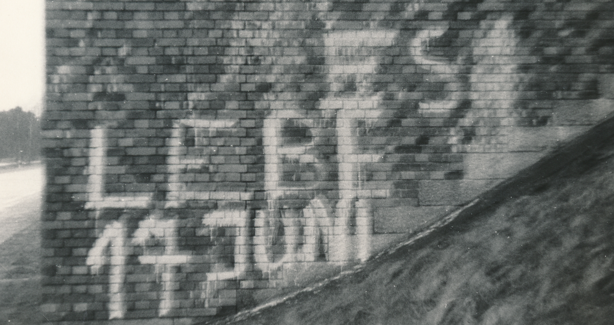Das Schwarz-Weiß-Bild zeigt eine an einen Pfeiler einer Autobahnbrücke mit weißen Buchstaben geschriebene Parole: "Es lebe 17 Juni"