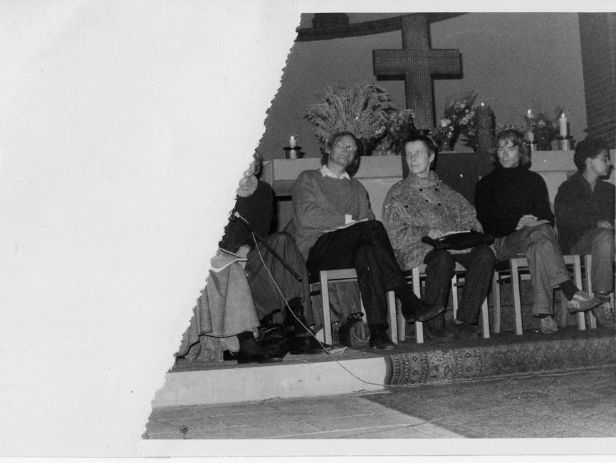 Ein Fotofragment, das die Teilnehmer einer Diskussionsrunde in der Gethsemanekirche zeigt, darunter in Bildmitte vor dem Altar der Theologe Erhart Neubert. Links am Bildrand Anke Müller neben Pfarrer Bernd Albani.