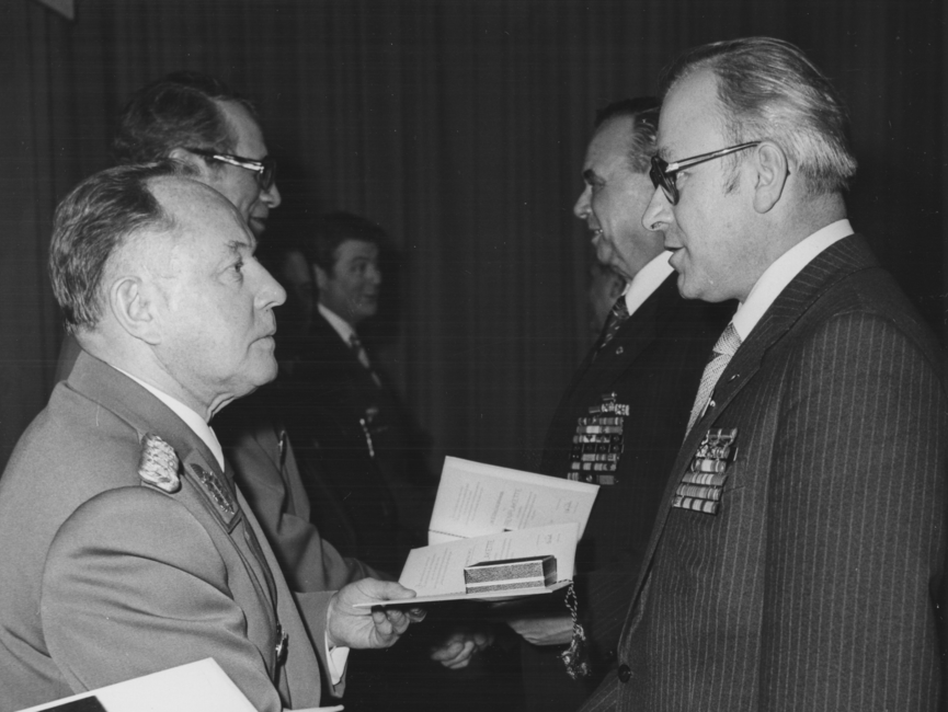 Stasi-Chef Erich Mielke und Wolfgang Schwanitz stehen sich bei einer Auszeichnung im Jahr 1980 gegenüber und reichen sich die Hände.