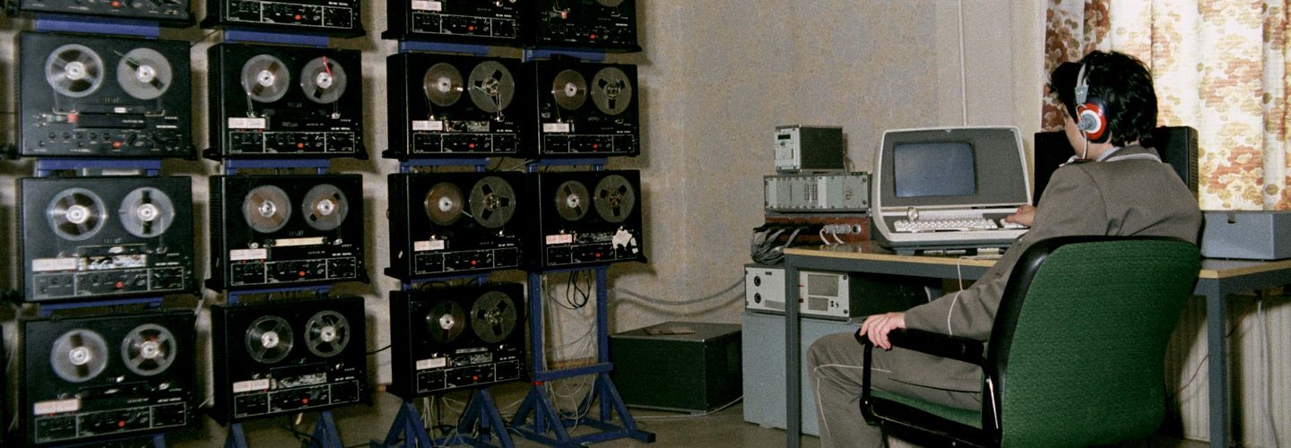 Stasi-Mitarbeiter beim Abhören von Telefongesprächen