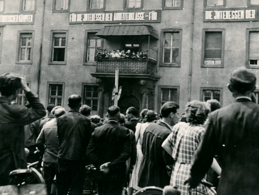 Demonstranten auf dem Balkon der Bezirkspolizei-Behörde