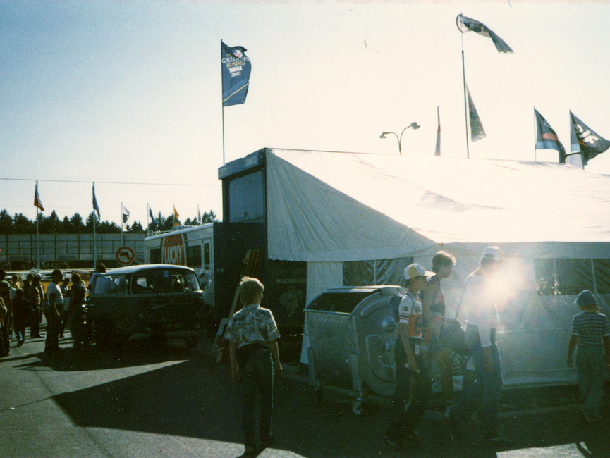 Das Bild zeigt ein großes Zelt in der Nähe des Automotodroms Brünn. Die Rennen in Brünn wurden von vielen DDR-Bürgern dazu genutzt, um sich mit Ersatzteilen, Prospekten und Werbematerialien westlicher Hersteller und Ausrüster zu versorgen.