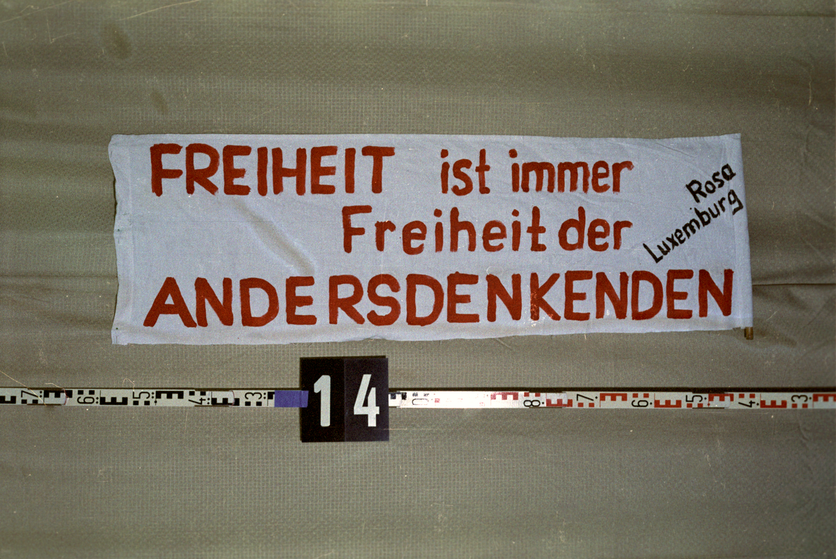 Beschlagnahmtes Transparent mit der Aufschrift:  "Freiheit ist immer Freiheit der Andersdenkenden Rosa Luxemburg"