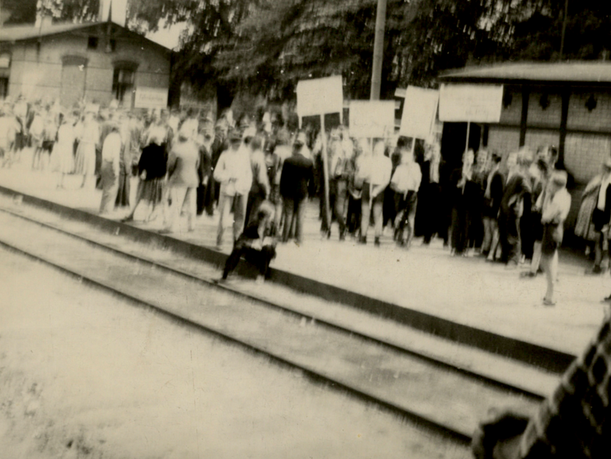 Demonstrationszug in Niemagk auf dem Bahnhof