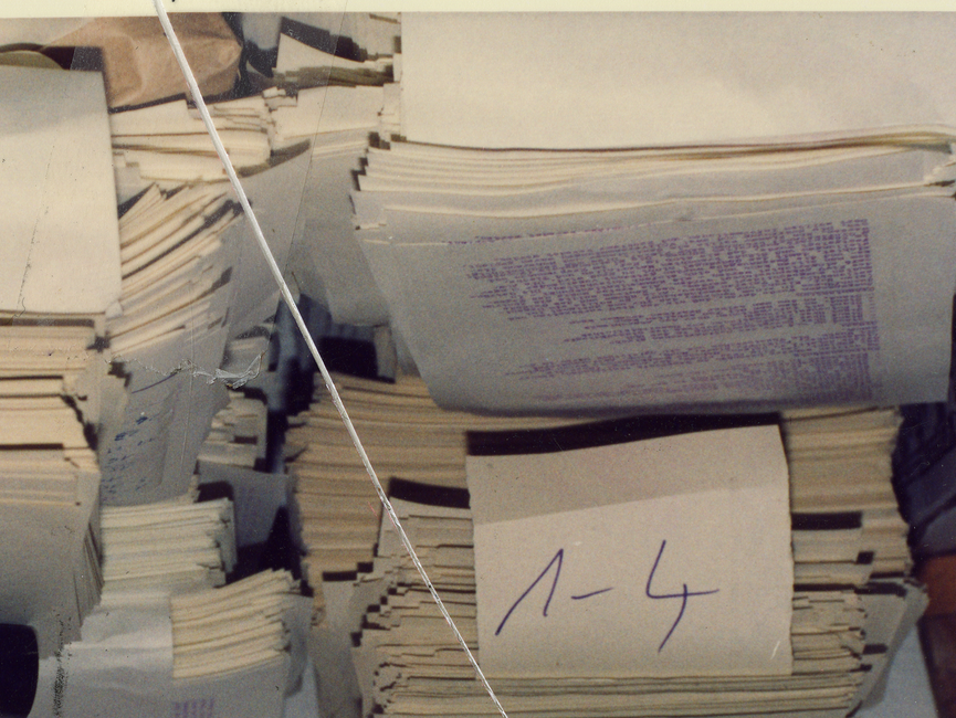 Mehrere Stapel mit bereits fertig gedruckten Seiten der "Umweltblätter" in der für Maztrizendruck typischen lila Schrift.