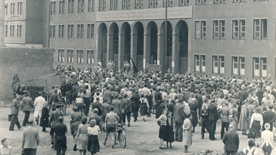 DAs Schwarz-Weiß-Bild zeigt Demonstranten vor dem Bezirksgericht in der Leipziger Beethovenstraße.