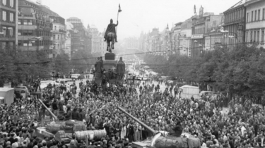 Sowjetische Panzer fahren durch eine Menschenmenge auf dem Prager Wenzelsplatz.