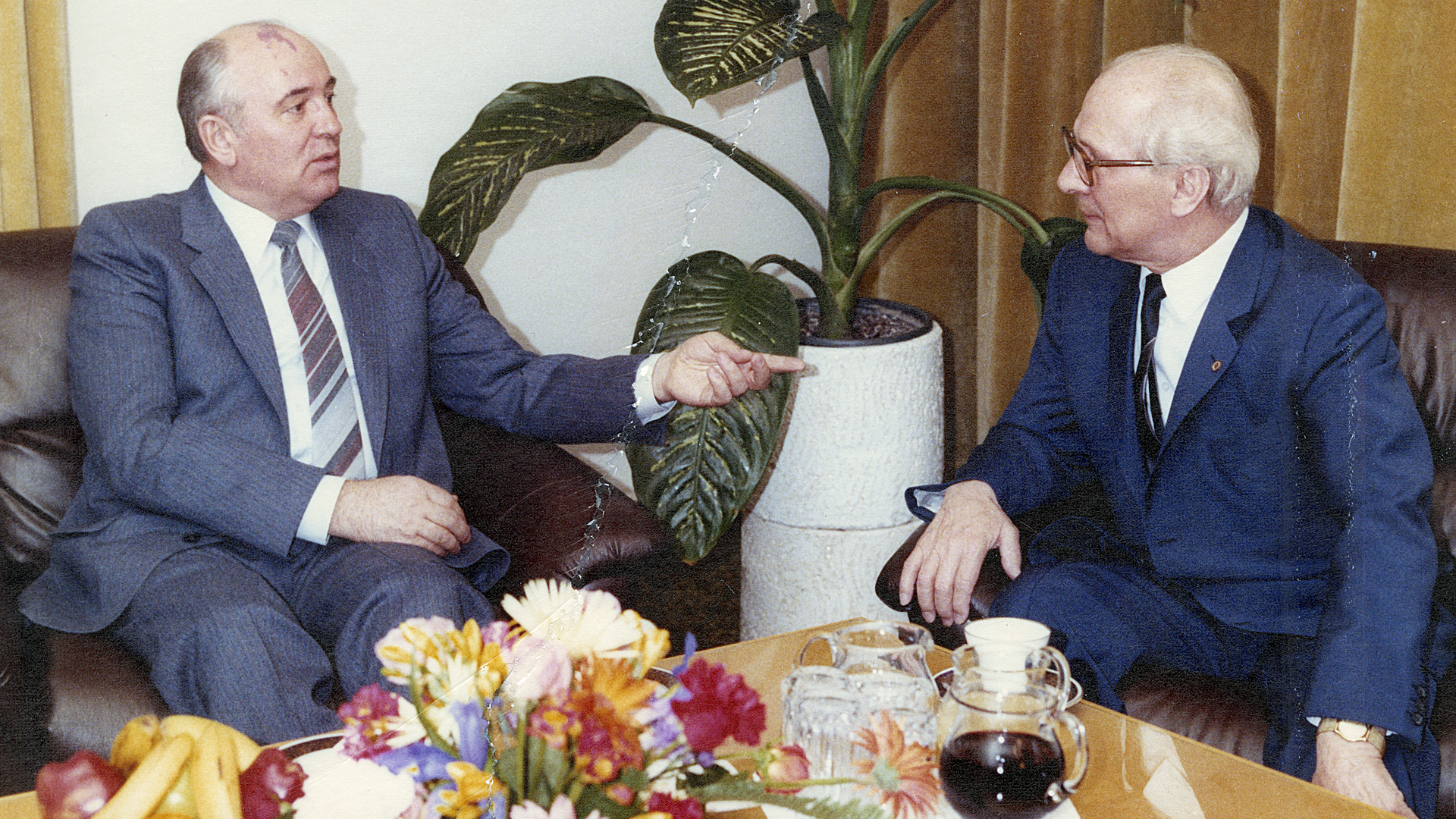 Das Bild zeigt Michail Gorbatschow und Erich Honecker im Gespräch.