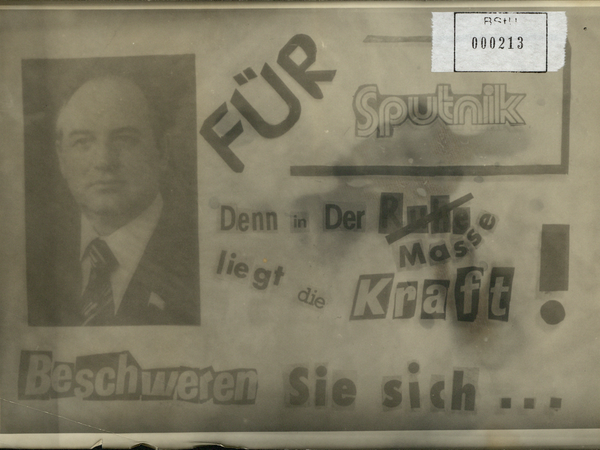 Handzettel mit der Aufschrift: "Für Sputnik. Denn in der Masse liegt die Kraft! Beschweren Sie sich..." Links neben dem Text ist ein Portraitfoto von Michail Gorbatschow abgebildet.