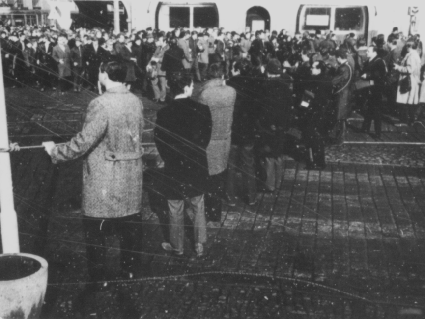 Die Menschen versammelten sich am Tag des Besuchs von Willy Brandt rund um den Hauptbahnhof in Erfurt. Absperrungen sollten verhindern, dass die Menschenmenge auf den Bahnhofsvorplatz vordringen.
