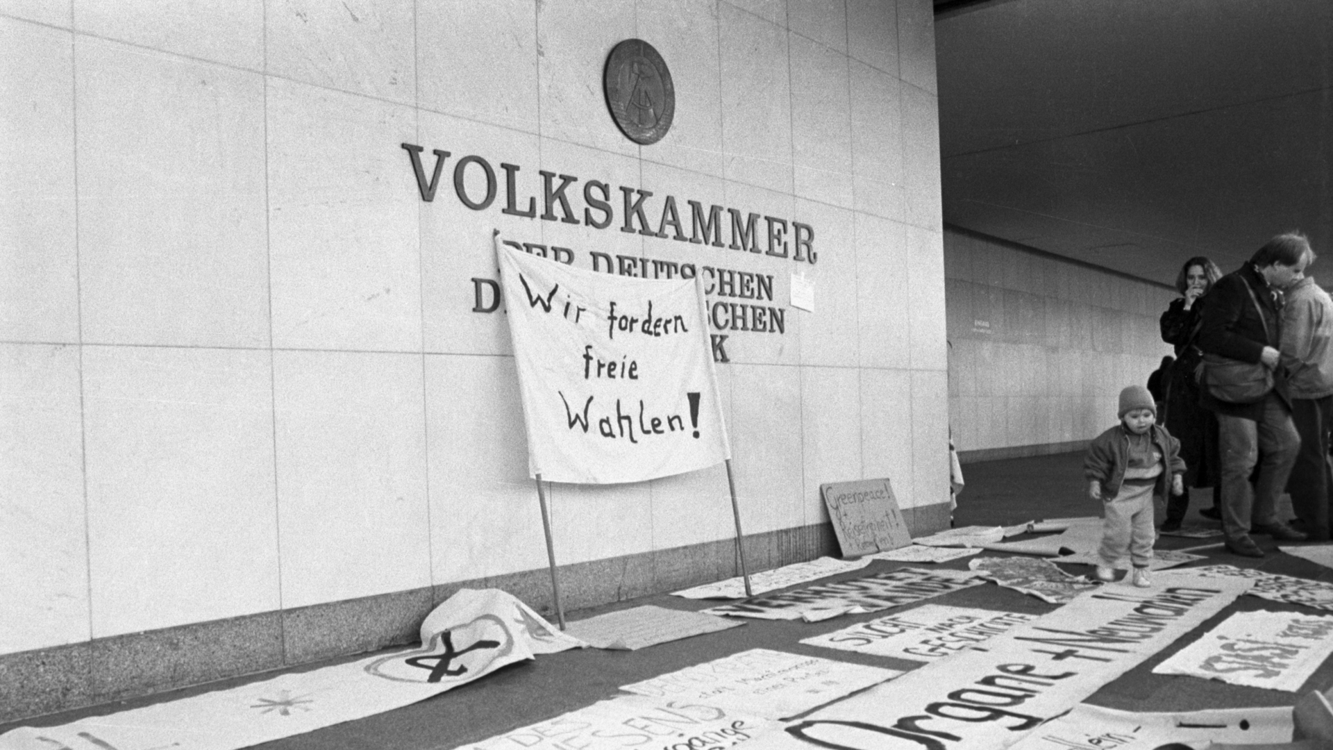 Das Bild zeigt Transparent vor dem Palast der Republik in Berlin: "Wir fordern freie Wahlen".