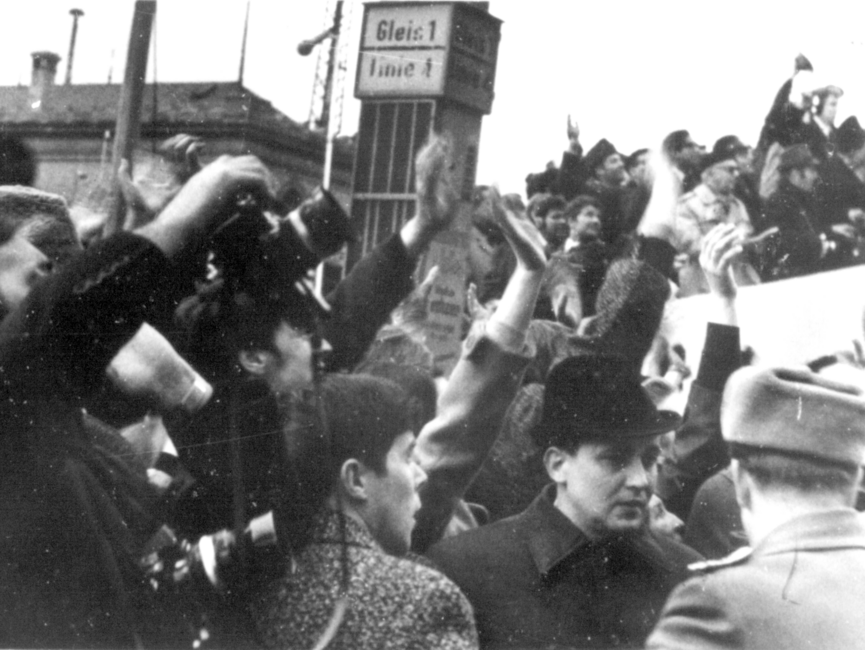 Die Menge auf dem Platz vor dem "Erfurter Hof" winkte für Willy Brandt. Die Arme sind nach oben gestreckt.