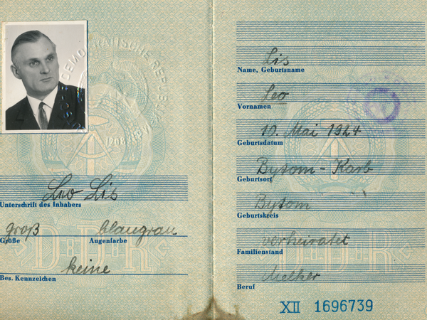 Ausschnitt aus dem DDR-Pass von leo Lis.