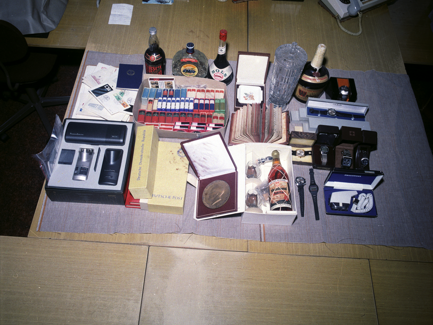 Beschlagnahmte Gegenstände in den Büroräumen Erich Mielkes.