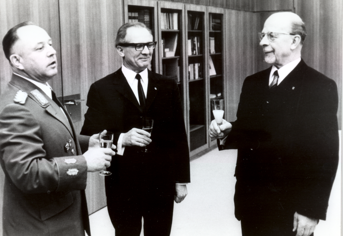 Erich Mielke, Erich Honecker und Walter Ulbricht bei einem Empfang zum 20. Jahrestages des MfS.