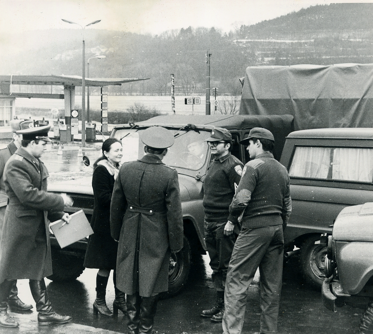 Blockade an einer Tankstelle bei Bad Salzungen: Zu sehen ind ein Major der NVA (verdeckt), sowjetische Offiziere, eine Übersetzerin sowie zwei amerikanische Militärangehörige. 
