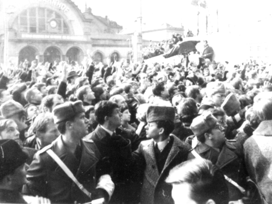 Hunderte von Menschen versammelten sich auf dem Platz vor dem Hotel "Erfurter Hof" und skandierten "Willy Brandt ans Fenster". Sicherheitskräfte versuchten die Menge zu beschwichtigen.