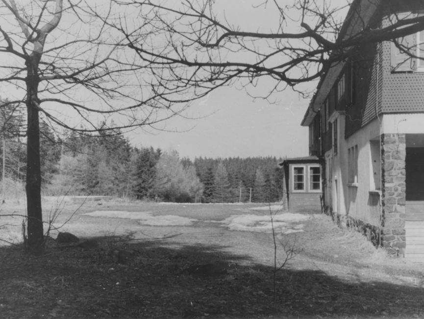 Am rechten Bildrand ist ein Teil des "Eisenacher Haus", eine Abhörstationder Stasi, zu sehen.