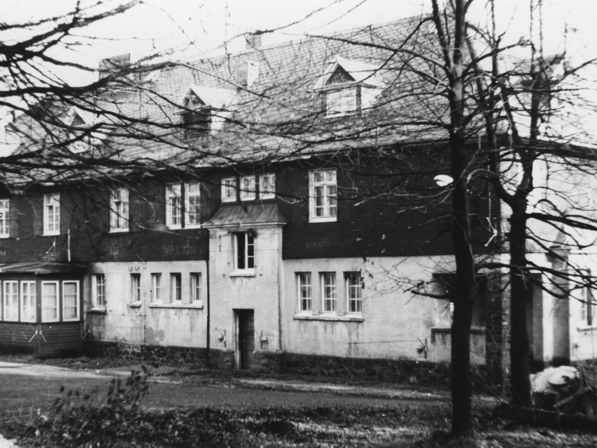 Das "Eisenacher Haus" mit bereits an der Fassade angebrachter Sicherheitsanlage (nach 1968).