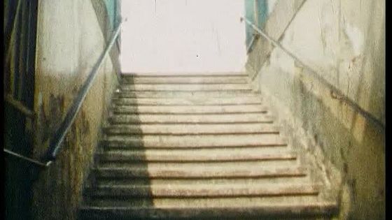 Am Fuß der Treppe eines U-Bahn-Eingangs